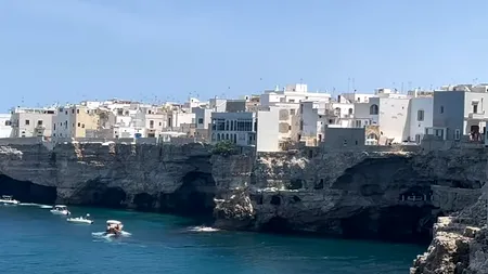 Orașul din Italia, cu o vechime de peste 2.000 de ani, atrage turiști pe bandă rulantă. E așezat la malul mării și e construit pe stânci uriașe