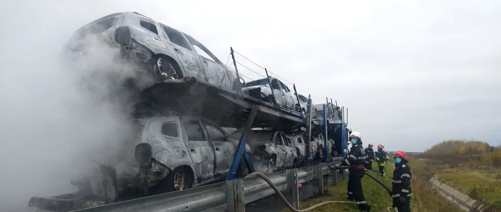 Un TIR încărcat cu opt autoturisme Dacia Duster a luat foc, pe A1 (VIDEO)