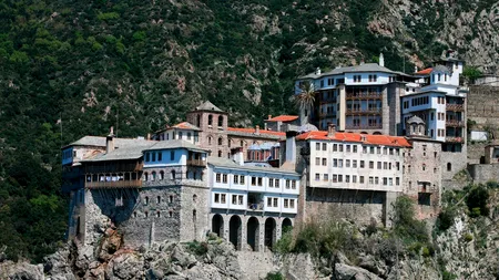 Călugăr român, reținut după ce a BĂTUT un călugăr din Belarus pe Muntele Athos. Reacție neașteptată a victimei