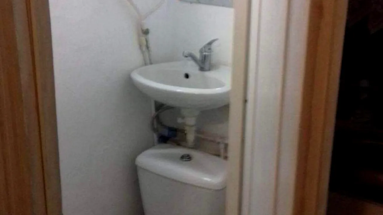 O garsonieră de 10 metri pătrați, cu chiuveta deasupra toaletei, în Târgu Mureş. Cât trebuie să plătească persoana care se va muta: ,,Este uscătorie transformată”