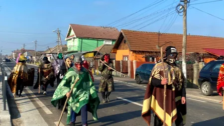 FOTO - VIDEO | „Mersul cu urâții”, obiceiul din Dolj prin care se alungă spiritele rele / Tradiția marchează sfârșitul sărbătorilor de iarnă