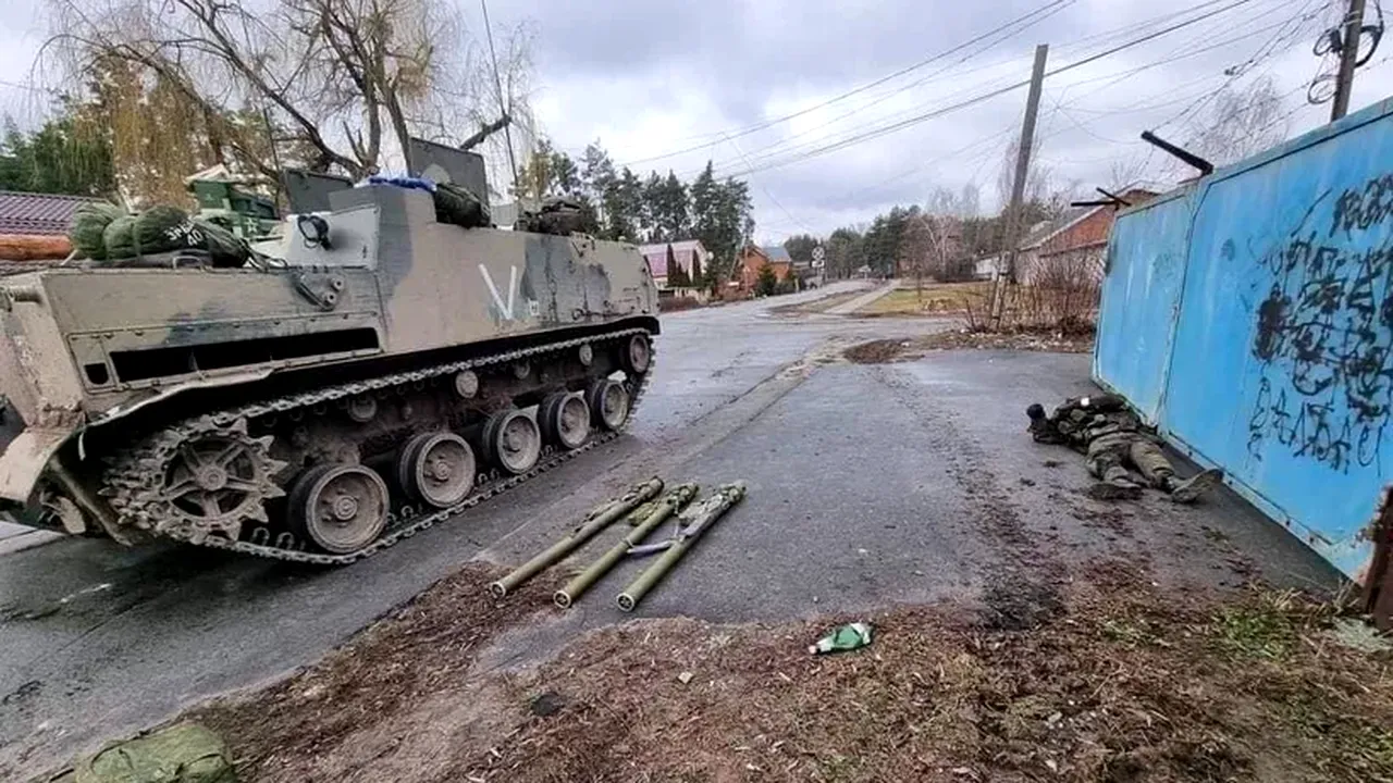 VIDEO | Soldații rușii au intrat într-un oraș construit lângă Cernobîl, l-ar fi răpit pe primar și au tras focuri de avertisment la un protest al localnicilor