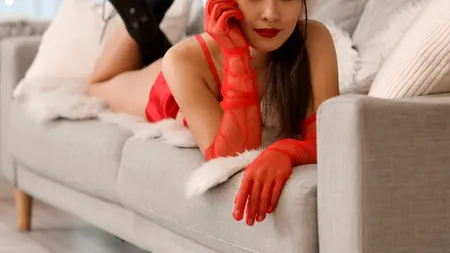 Ținute spectaculoase pentru petrecerile de SĂRBĂTORI: De la rochii sclipitoare la salopete cu paiete