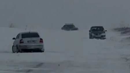 Peste 100 de persoane blocate în mașini pe drumuri/Intervenţii în 7 judeţe şi în Bucureşti: un bebeluș a avut nevoie de îngrijiri medicale