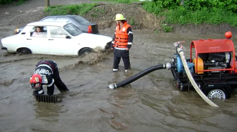 Inundații în Teleorman. Trafic îngreunat în Drăgănești Vlașca, unde un drum este acoperit cu ape 