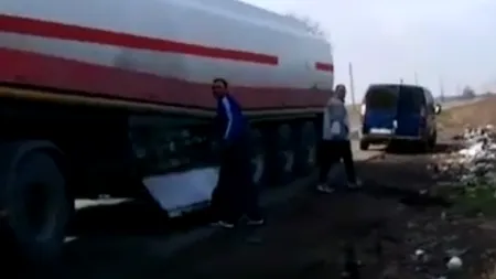 Prins când fura motorină, un bărbat și--a chemat prietenii în ajutor și au tocat cu bâtele doi jandarmi. Victimele lor, internate la Urgență. VIDEO cu agresorii