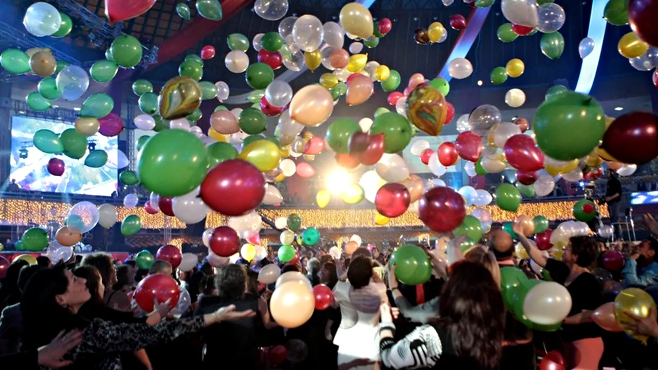 MESAJE DE ANUL NOU. 10 URĂRI de REVELION transmise prin SMS prietenilor apropiați