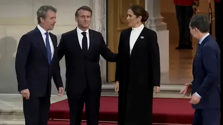 Nicușor Dan, din nou buimac, de data asta la Copenhaga. Nu știe dacă trebuie să facă sau nu poză cu Macron și oficialii danezi și se învârte pe loc