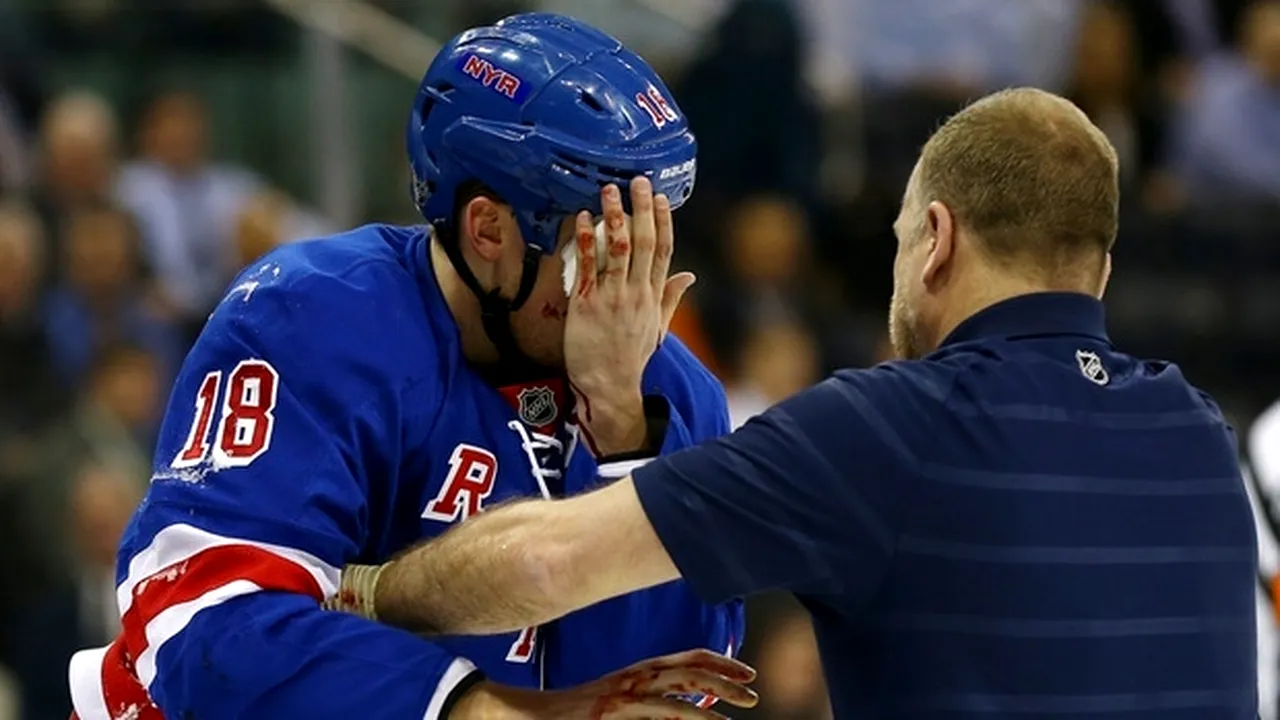 Un jucător de hochei și-a scos singur un dinte care se clătina după ce a fost lovit în față cu o croșă. VIDEO