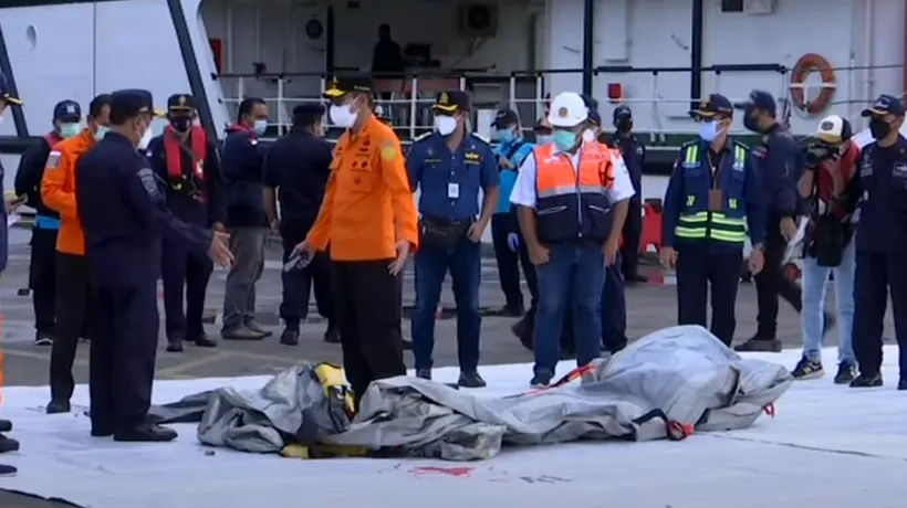 Locul în care s-a prăbușit avionul indonezian Boeing a fost identificat! Au fost găsite rămășițe umane / Martor: „Avionul a căzut ca un fulger în mare și a explodat în apă” - FOTO