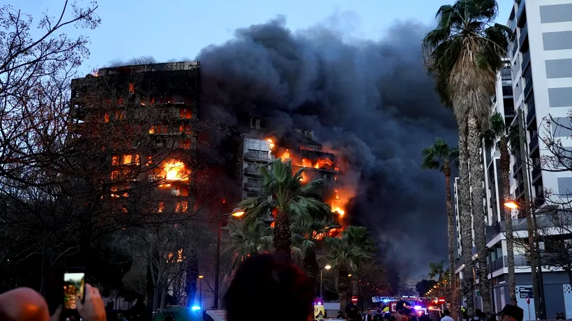 INCENDIU puternic în Valencia, la două blocuri de 14 și 10 etaje. Sunt 13 răniți, între care și pompieri, iar mai mulți locatari sunt blocați în case