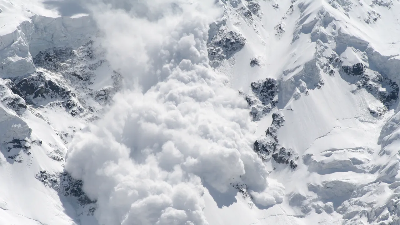 Risc maxim de avalanșă în Făgăraș. Ce înseamnă o alertă de Grad 5