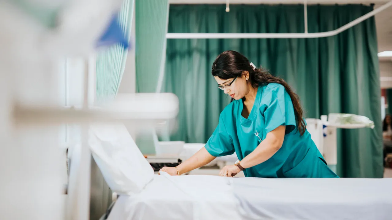 GREVĂ JAPONEZĂ în spitale. Ce salariu are, în 2023, o infirmieră