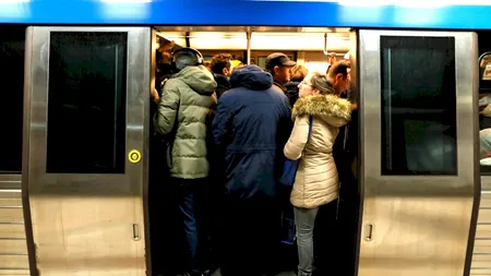 Corporatistul este inventiv. „Șmecheria” de la Piața Unirii 2, sau cum reușesc unii călători să fenteze aglomerația de dimineață de la metrou