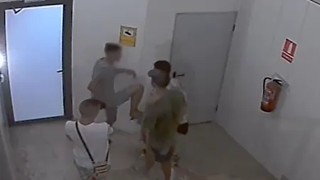 Imaginile cu acești români care au ieșit la furat fac înconjurul lumii. Cu ce pradă au plecat după ce au spart un dozator de prezervative