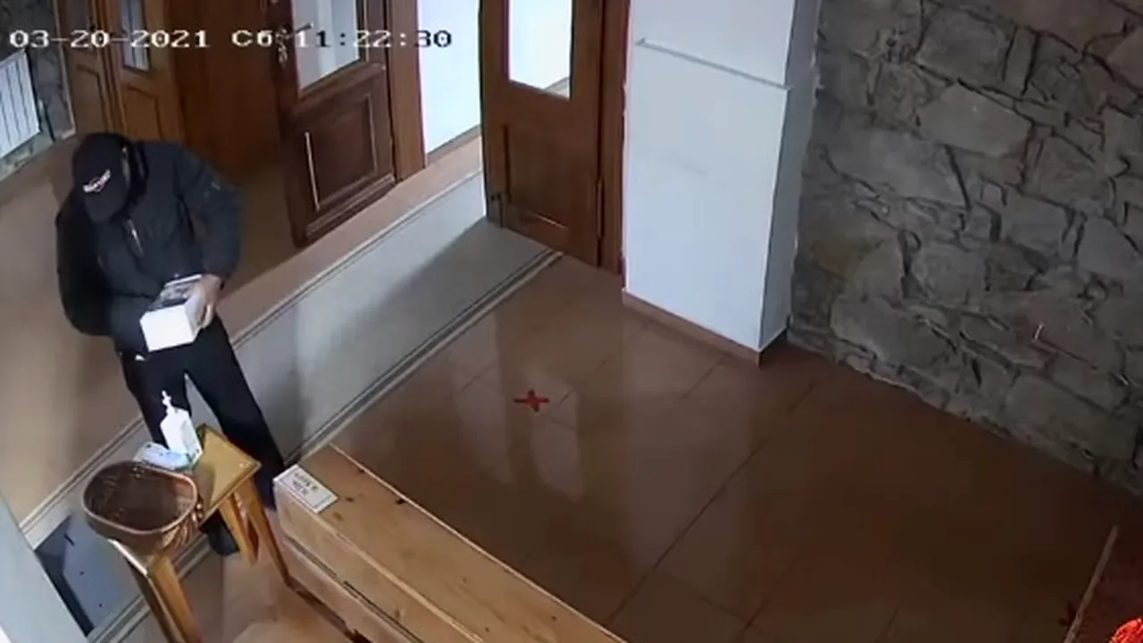 Hoț credincios. Un bărbat și-a făcut cruce înainte să fure din cutia milei dintr-o biserică - VIDEO