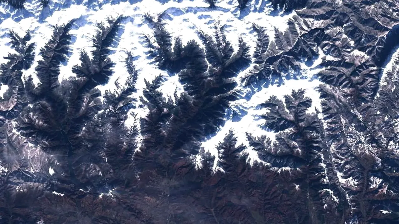 Risc de avalanşă. Toate traseele montane din Argeş, închise