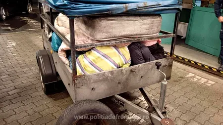 Mai mulți MIGRANȚI, descoperiți de polițiștii de frontieră ascunși printre pături și saltele. Unde voiau să ajungă