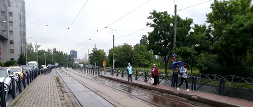 În așteptarea tramvaiului care nu mai vine. Nu toți călătorii au aflat că linia 1-10 din București a fost întreruptă la Apaca
