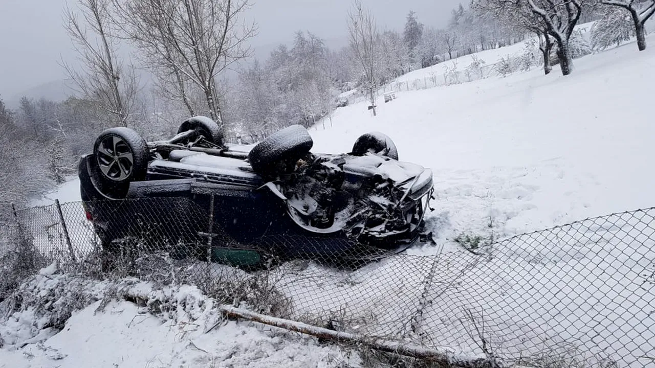 O femeie și doi copii, răniți după ce mașina în care se aflau s-a răsturnat pe o șosea înzăpezită din județul Cluj