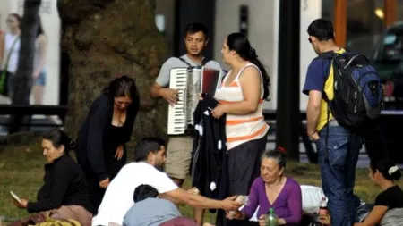 Romii români s-au întors în tabăra evacuată vineri din centrul Londrei. GALERIE FOTO