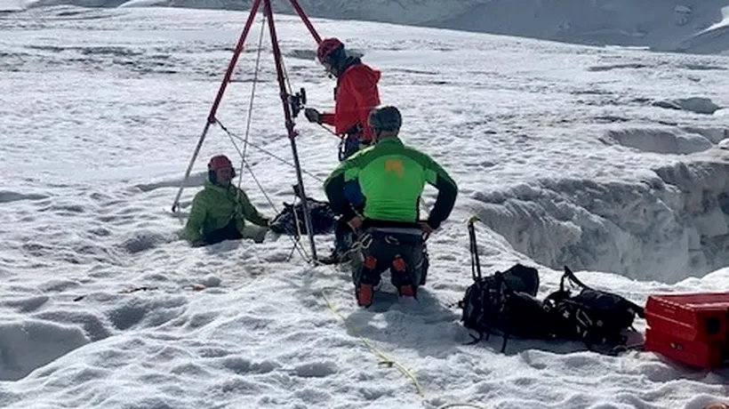 O femeie a supraviețuit pe un munte cu zăpadă, două zile şi două nopţi, doar în pantaloni scurți (FOTO)