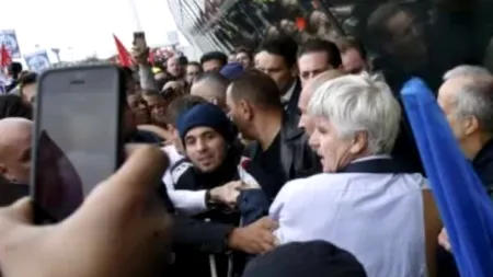 Șapte răniți, unul grav, după ce salariați furioși de la Air France au atacat conducerea