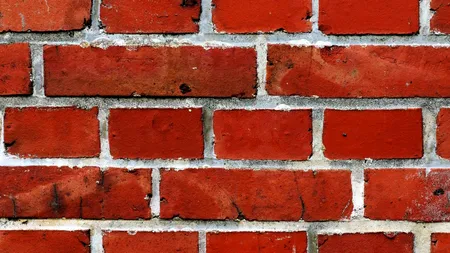 Un angajat din Tulcea a inventat cărămida ecologică din granule de sticlă reciclată