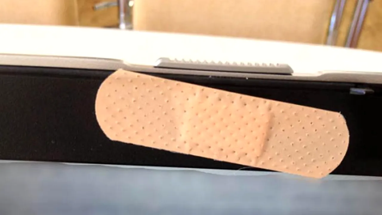 Cum poți dezactiva CAMERA WEB unui laptop fără a o acoperi cu bandă adezivă sau plasturi