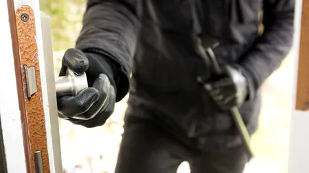 ATAC. Fotbalist din națională, bătut și jefuit în propria locuință! Hoții i-au pus cuțitul la gât! Imaginile video au ajuns la Poliție