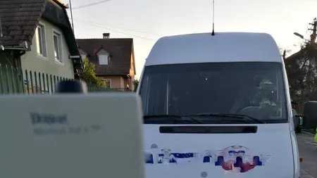 Șoferul unui microbuz, cu 7 călători la bord, prins băut la volan pe un drum din județul Harghita