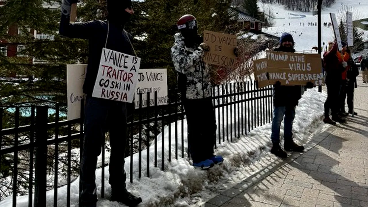Vicepreşedintele JD Vance, mutat împreună cu familia într-o locație secretă de teama protestatarilor pro-ucraineni