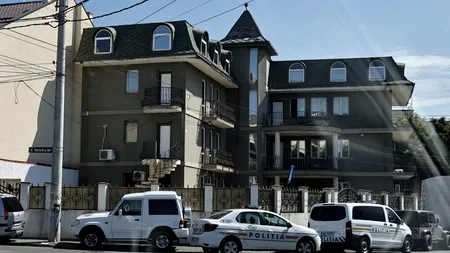 Puști și pistoale găsite de polițiști în curtea unui cunoscut lider interlop din București. Bărbatul îngropase arsenalul în curtea palatului său din sectorul 2