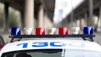 Caz șocant în Călărași. O tânără a bătut o adolescentă și a obligat-o să meargă goală pușcă o jumătate de kilometru pe un drum public