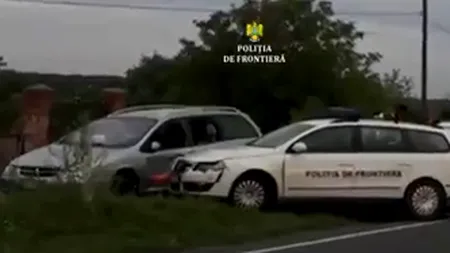 Alertă la granița României. Polițiștii au deschis focul după ce două mașini cu imigranți au spart barajul de la frontieră