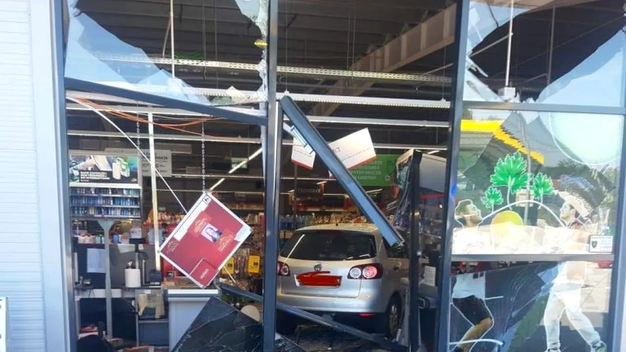 Și-a „parcat” mașina direct în magazin, într-un Mega Image, la Snagov! Imagini uluitoare cu accidentul produs de o bătrână de 77 de ani!