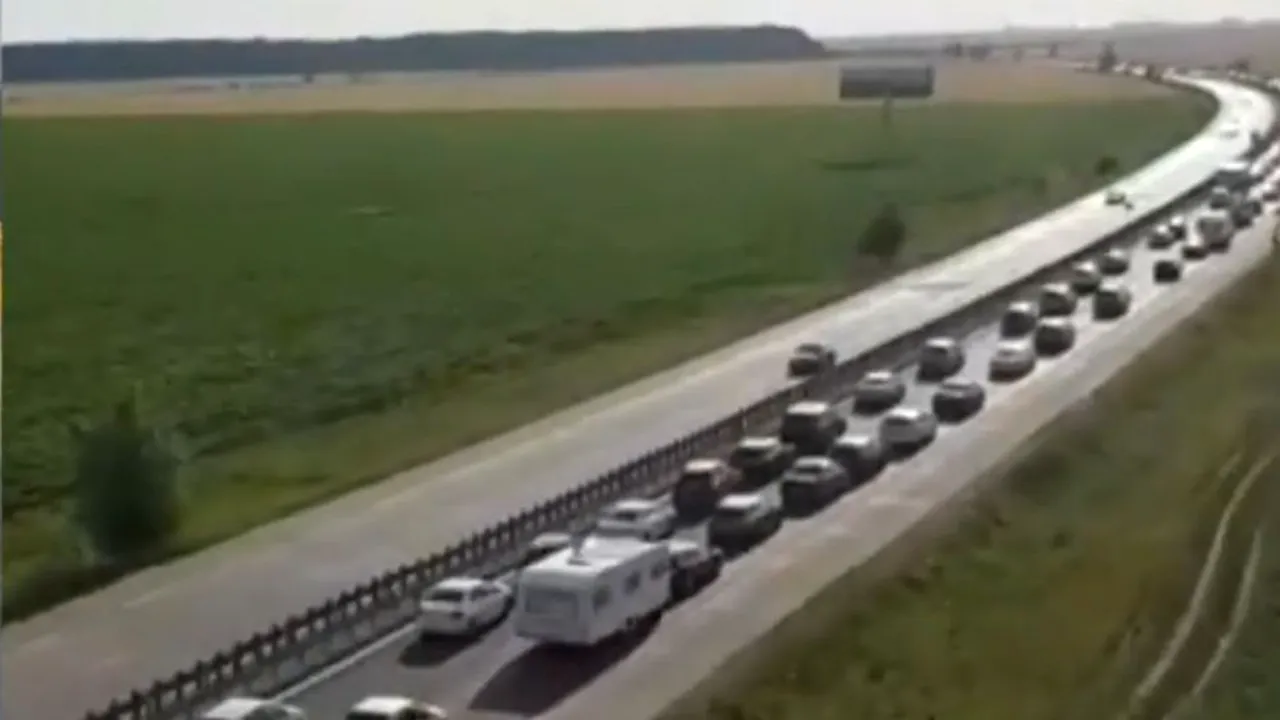 AGLOMERAȚIE. Se circulă în coloană pe Autostrada Soarelui, către litoral. Românii, pregătiți pentru minivacanța de Rusalii