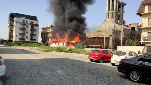 UPDATE - FOTO - VIDEO / Incendiu violent la o biserică din Constanța. 11 apartamente din blocul alăturat au fost afectate de flăcări