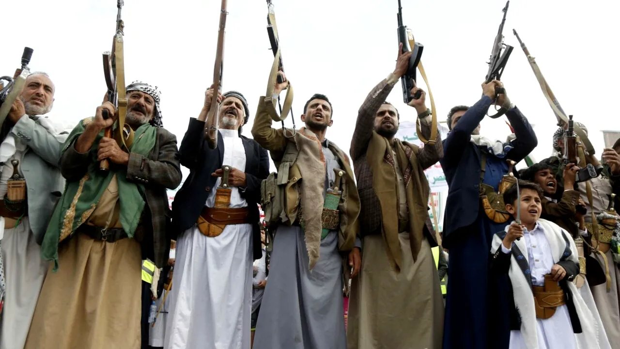 După blocajul din Strâmtoarea Ormuz, navele sunt atacate și în Marea Roșie. O ambarcațiune a transmis o alertă de urgență după un atac lângă Yemen