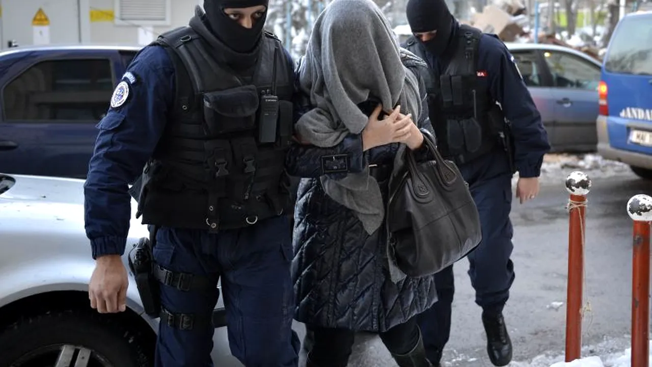 Un agent șef de poliție și un administrator de firmă, reținuți de DNA pentru mită și șantaj