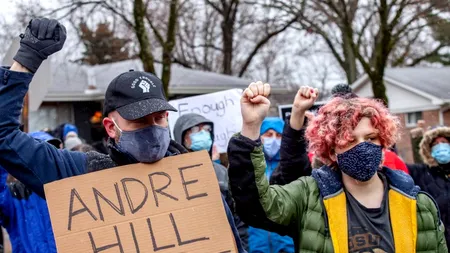 Încă un incident grav provoacă revoltă în SUA. Un bărbat de culoare a fost împușcat mortal de polițiști, cu toate că nu era înarmat. Oamenii legii nu i-au acordat primul ajutor, deși acesta încă trăia | VIDEO