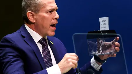Ambasadorul Israelului la ONU distruge o copie a Cartei Națiunilor Unite după adoptarea unei rezoluții în favoarea creării statului palestinian