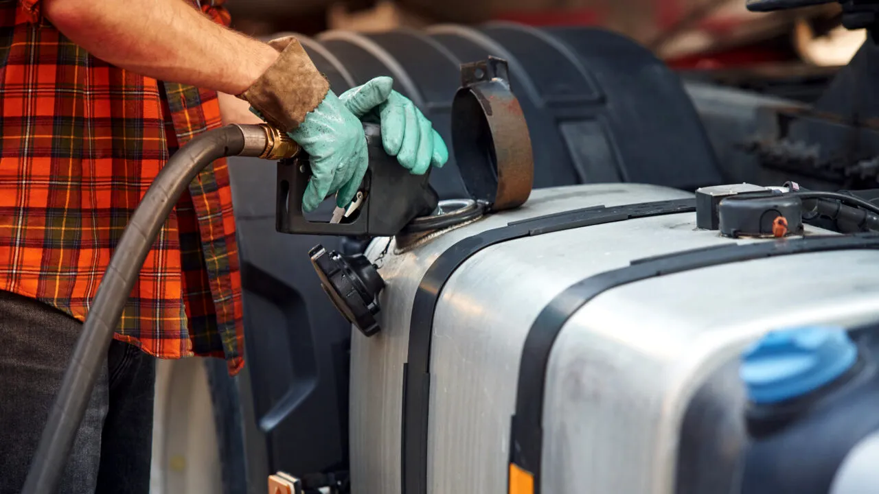 Motorina ținută mult în canistre expiră și poate distruge motorul? Ce a explicat un expert din Iași și ce greșeli trebuie evitate