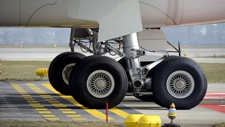 Descoperire neașteptată făcută de un tehnician în compartimentul trenului de aterizare al unui avion. Cel mai probabil ar fi murit înghețat