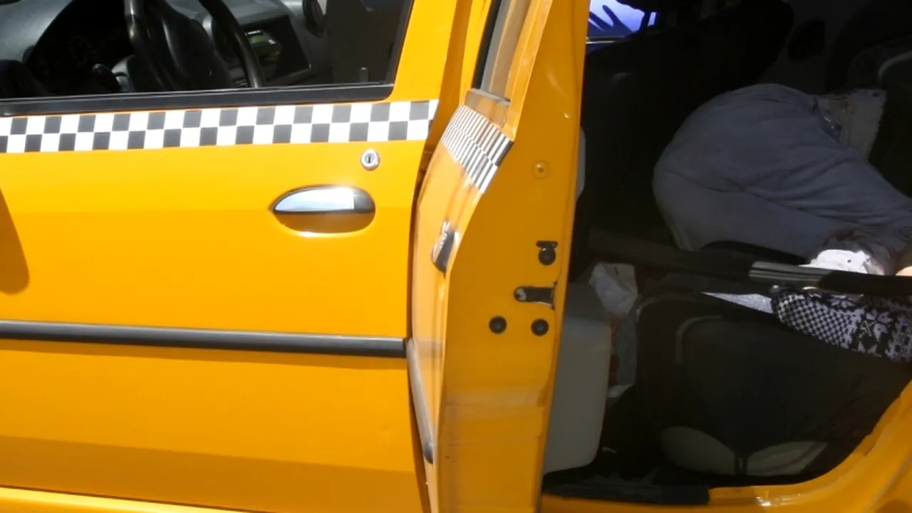 Taximetrist dat dispărut, găsit mort în mașina sa, la limita dintre județele Sibiu și Brașov