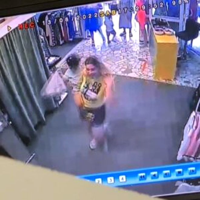 Gestul rușinos făcut de această turistă în cabina de probă a unui magazin din Costinești. Imagini surprinse de camerele de supraveghere!