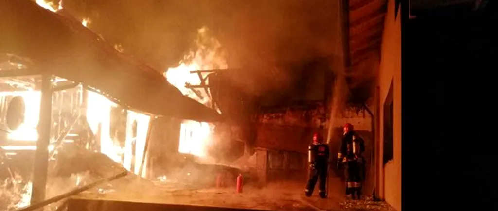 Incendiu la o cabană din Bacău. Cinci persoane s-au autoevacuat FOTO