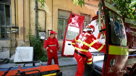 Doi tineri, la spital după ce au căzut de la etajul trei al unui bloc în timp ce se certau