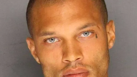 Deținutul model are concurență. Cum arată cea mai frumoasă fată din închisoare. Imaginile cu ea au devenit virale