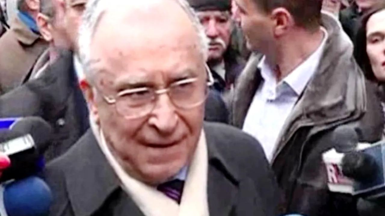 Sute de oameni stau la coadă pentru a-i aduce un omagiu lui Sergiu Nicolaescu